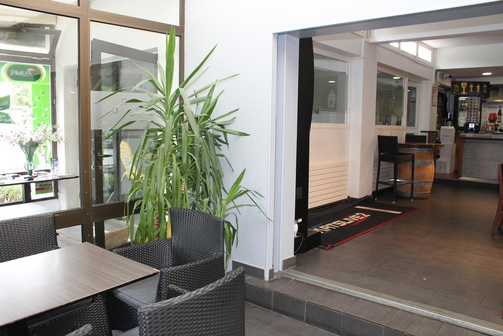 La Hourquie Cafe Hotel Morlaas Luaran gambar